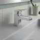 Edelstahl-Waschtischarmatur von Ideal Standard mit einem modernen, schlichten Design. Sie ist in einem Badezimmer mit hellen Wänden und einem Waschbecken platziert.